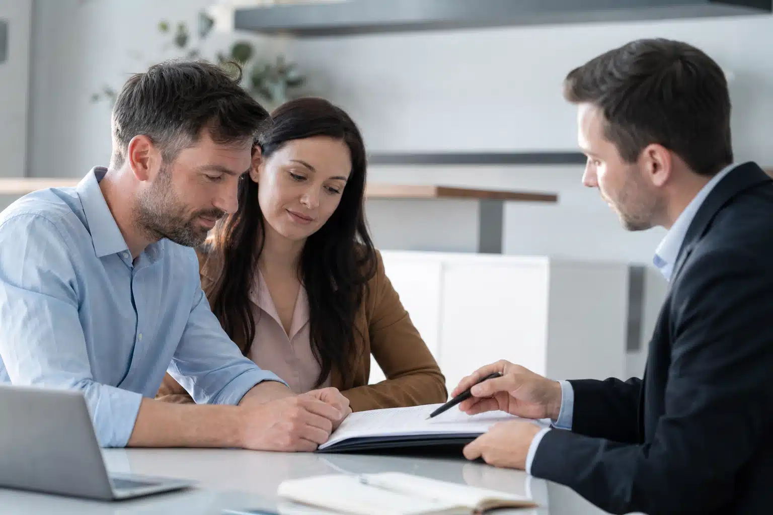 Couple signant des documents avec un conseiller
